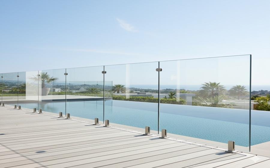 glass pool 900x560
